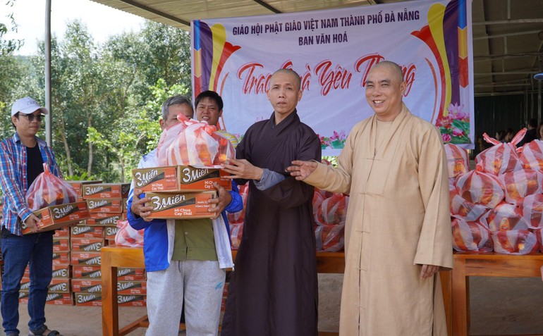 Thượng tọa Thích Thanh Bảo trao quà hỗ trợ các hoàn cảnh khó khăn tại chùa Khánh Linh - Ảnh: Ban TT-TT Phật giáo Kon Tum