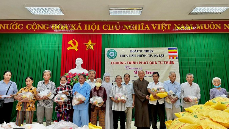 Chùa Linh Phước, TP.Đà Lạt trao 750 phần quà đến người dân các tỉnh miền Trung - Ảhh H.Đ