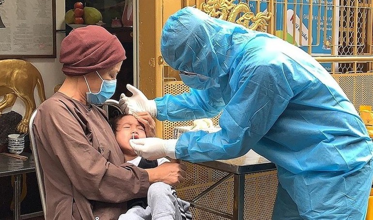 Nhân viên y tế lấy mẫu xét nghiệm tại chùa Thiên Khánh - Ảnh: Trung tâm Y tế quận 6