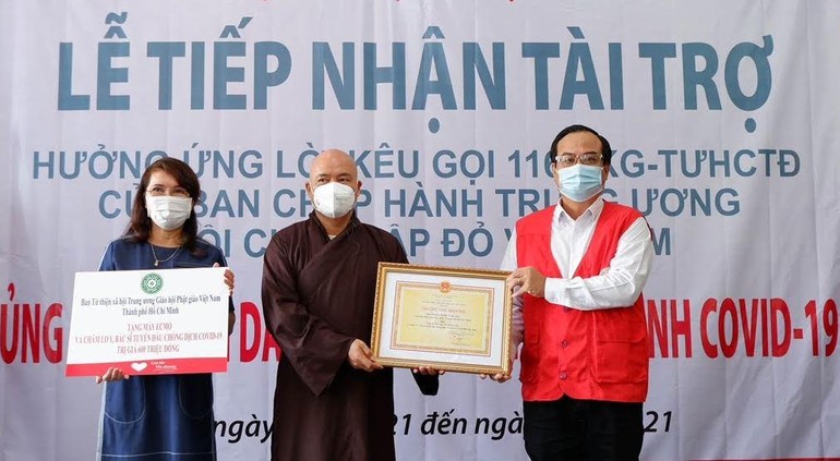 Thượng tọa Thích Thanh Phong trao bảng tượng trưng hỗ trợ mua máy ECMO và máy thở điều trị bệnh nhân Covid-19