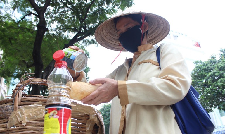 Bánh mì miễn phí tự phục vụ chia sẻ với người khó khăn ở đường Xô Viết Nghệ Tĩnh - quận Bình Thạnh