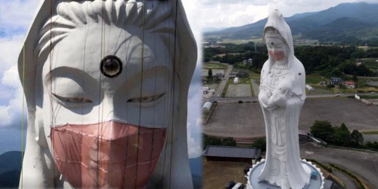 Con người đã leo lên để gắn khẩu trang vào tượng Bồ-tát Quán Thế Âm ở một ngôi chùa tại Nhật Bản - Ảnh: CBS