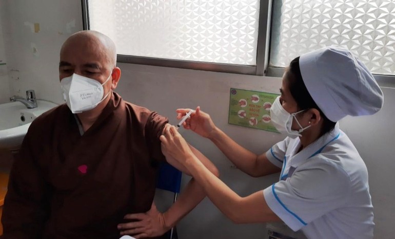 Nhân viên y tế Bệnh viện Hùng Vương tiêm vắc-xin chiều 22-6