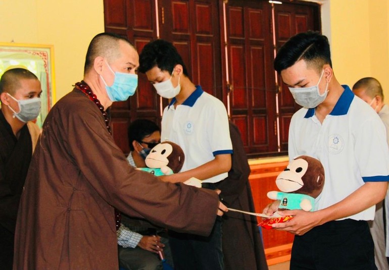 Thượng tọa Thích Minh Trí, Trưởng ban Trị sự GHPGVN TP.Biên Hòa trao học bổng đến các em