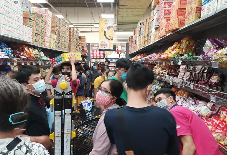 Nhiều người dân TP.HCM đổ xô đến siêu thị để mua hàng chiều 6-7-2021 (Ảnh: TNO)