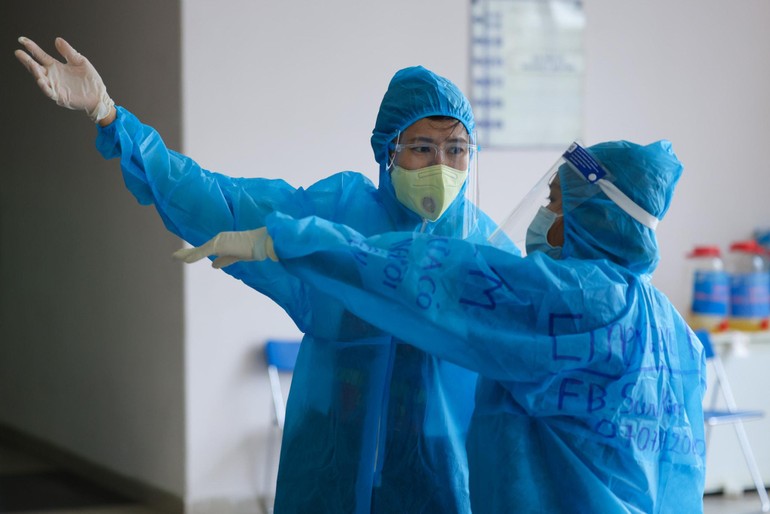 Tình nguyện viên tham gia phục vụ phòng, chống Covid-19 làm việc tại các điểm tiêm vắc-xin- Ảnh: Ngô Trần Hải An