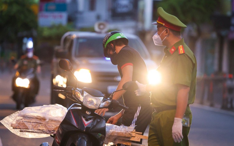 TP.HCM thực hiện nghiêm việc người dân không ra khỏi nhà sau 18 giờ - Ảnh: Ngô Trần Hải An