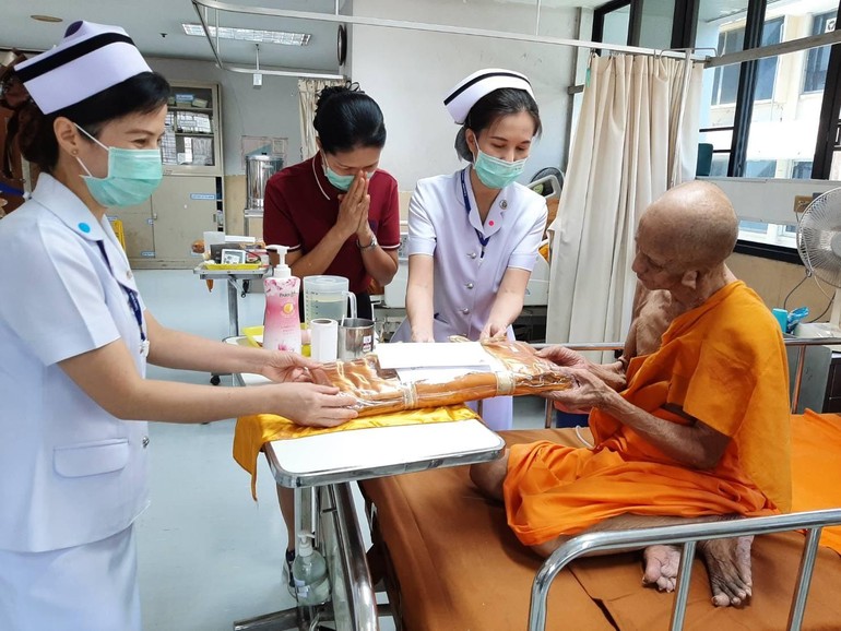 Các điều dưỡng và Phật tử dâng y cúng dường đến một vị Trưởng lão đang điều trị tại bệnh viện dành cho chư Tăng - Priest Hospital tại Thái Lan