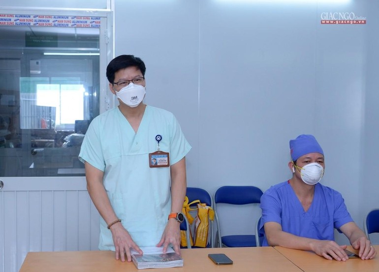 TS.BS Lưu Quang Thùy được điều động đảm nhiệm Phó Giám đốc điều hành Trung tâm Hồi sức tích cực điều trị người bệnh Covid-19 của Bệnh viện Việt Đức tại TP.HCM (TS.BS Thùy đang giới thiệu về trung tâm với đoàn GHPGVN) - Ảnh: Bảo Toàn