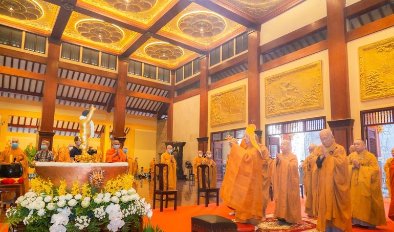 Lễ Tắm Phật trong Đại lễ Kính mừng Phật đản tại Việt Nam Quốc Tự