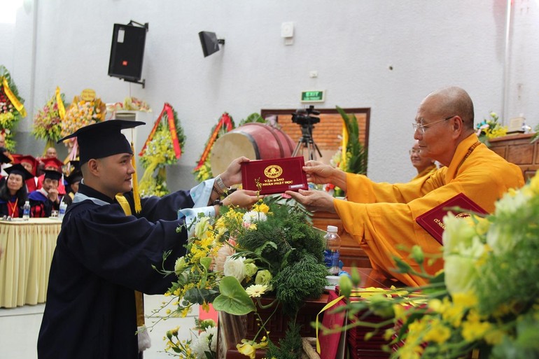 Hòa thượng Viện trưởng Thích Hải Ấn trao phát văn bằng Cử nhân Phật học đến Tăng Ni sinh tốt nghiệp tại buổi lễ