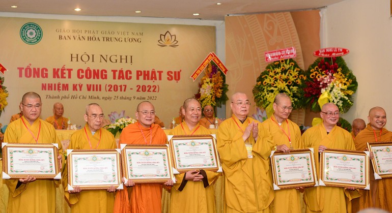 Hòa thượng Thích Thanh Nhiễu trao tặng Bằng tuyên dương công đức của Trung ương GHPGVN đến tập thể, cá nhân Ban Văn hóa Trung ương và các Ban Văn hóa tỉnh, thành phố