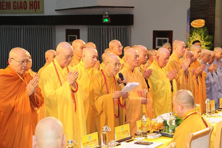 Hòa thượng Thích Khế Chơn và tân Ban Trị sự GHPGVN tỉnh Thừa Thiên Huế nhiệm kỳ 2022-2027 cung thỉnh chư tôn giáo phẩm vào Ban Chứng minh Ban Trị sự GHPGVN tỉnh nhà