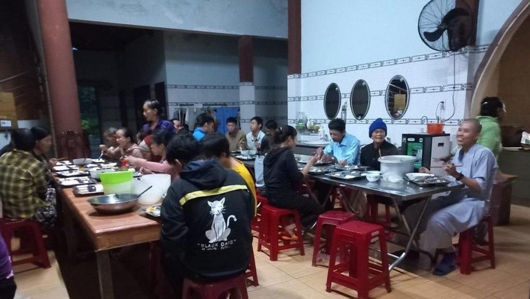Chùa Phước Quang (huyện Thăng Bình, tỉnh Quảng Nam) đón bà con trú bão với bữa cơm chay ấm lòng - Ảnh: Ban TT-TT GHPGVN tỉnh Quảng Nam