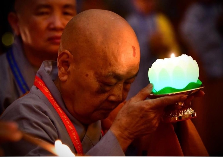 Thắp nến tưởng niệm Đức Thánh Ni Đại Ái Đạo, chư Ni tiền bối hữu công Phật giáo VIệt Nam