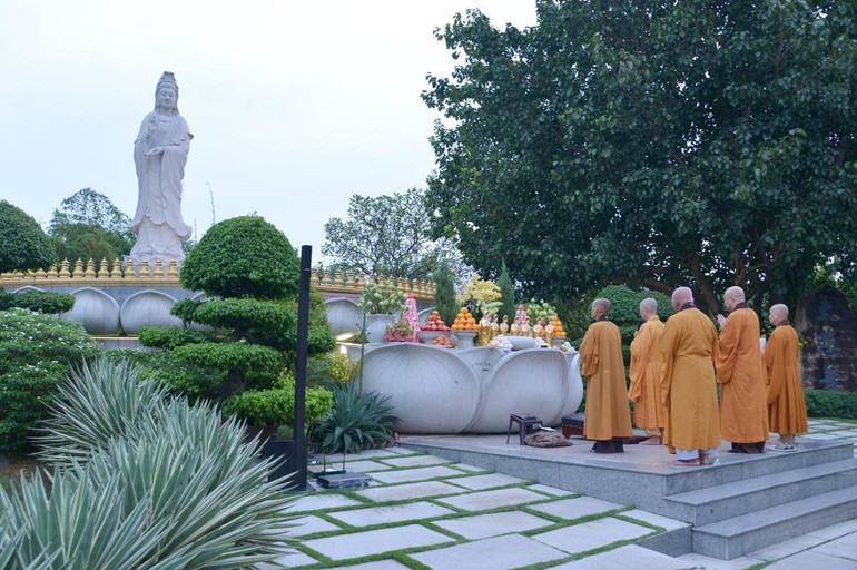 Hòa thượng Viện chủ và chư Tăng cử hành lễ trước thánh tượng Bồ-tát Quán Thế Âm lộ thiên tại chùa Huê Nghiêm - Ảnh: Bảo Toàn/BGN