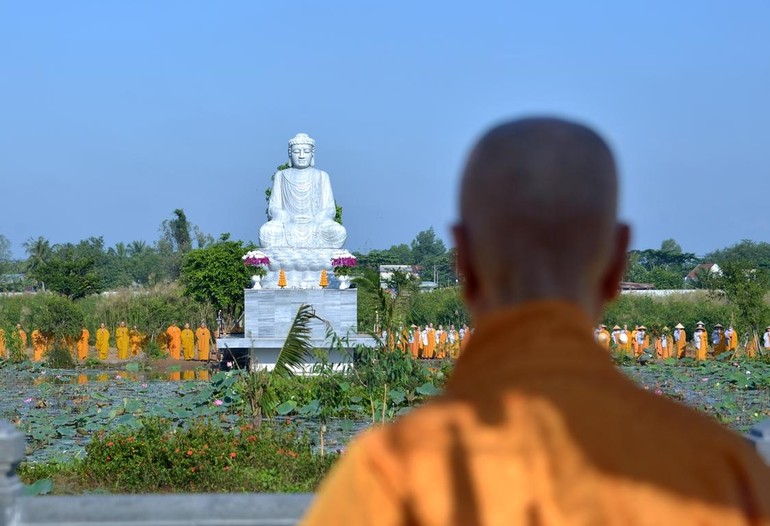 Tôn tượng Đức Phật Thích Ca Mâu Ni lộ thiên do nguyên Ủy viên Bộ Chính trị, nguyên Phó Thủ tướng Thường trực Chính phủ Trương Hòa Bình tiến cúng - Ảnh: BGN