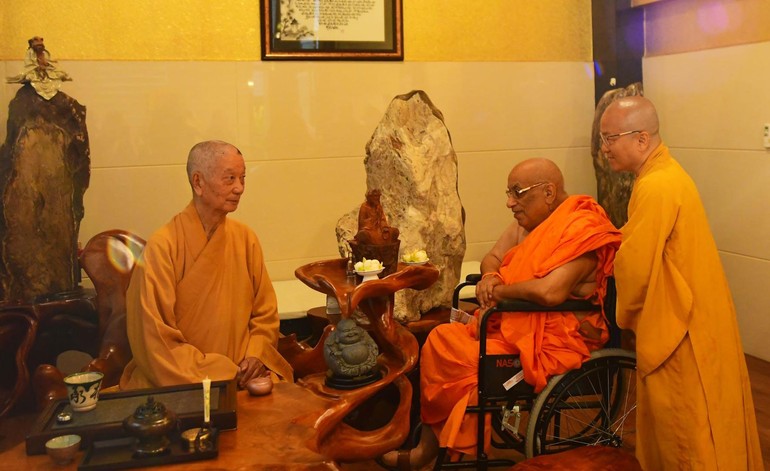 Hòa thượng Ashav Gosh thăm viếng Trưởng lão Hòa thượng Thích Trí Quảng tại chùa Huê Nghiêm - Ảnh: Minh Đức
