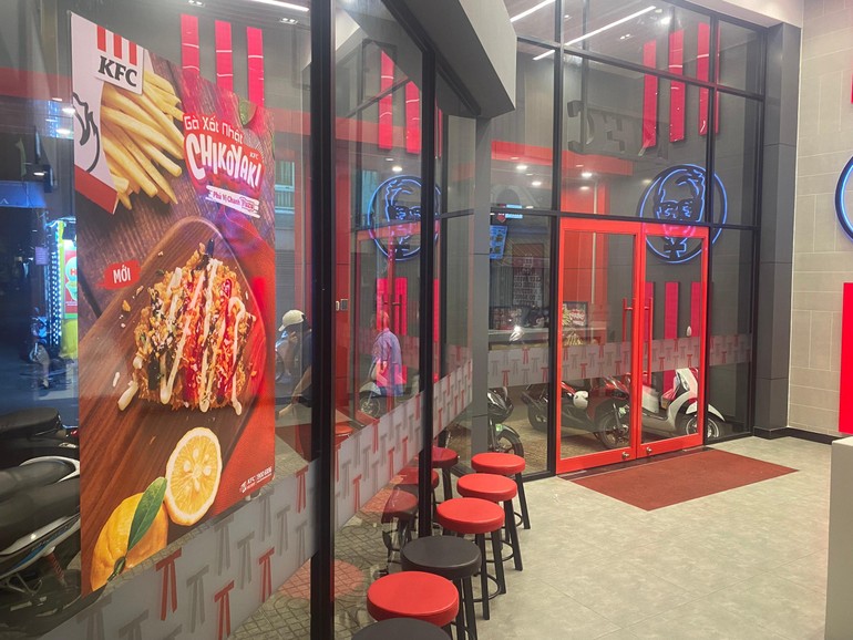Quán bán thức ăn nhanh của KFC trên đường Thích Quảng Đức (quận Phú Nhuận, TP.HCM) - Ảnh: Q.H.