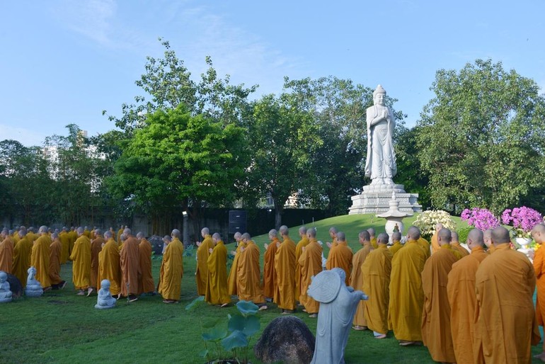 Chư Tăng hữu nhiễu tượng Phật A Di Đà trong khuôn viên chùa Huê Nghiêm - TP.Thủ Đức nhân lễ Khánh đản Ngài sáng 17-11-Nhâm Dần - Ảnh: Bảo Toàn/BGN