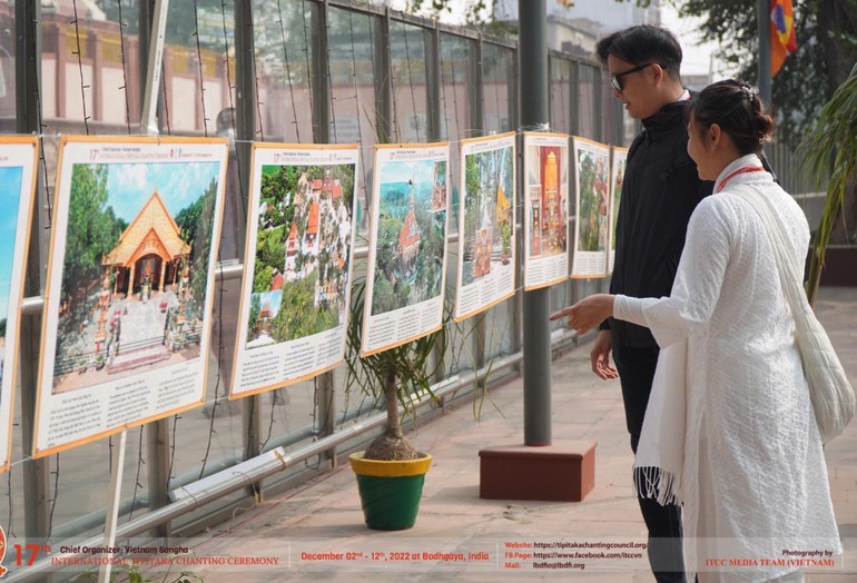 Người hành hương thưởng lãm ảnh chùa Việt Nam tại Bồ Đề Đạo Tràng - Ấn Độ