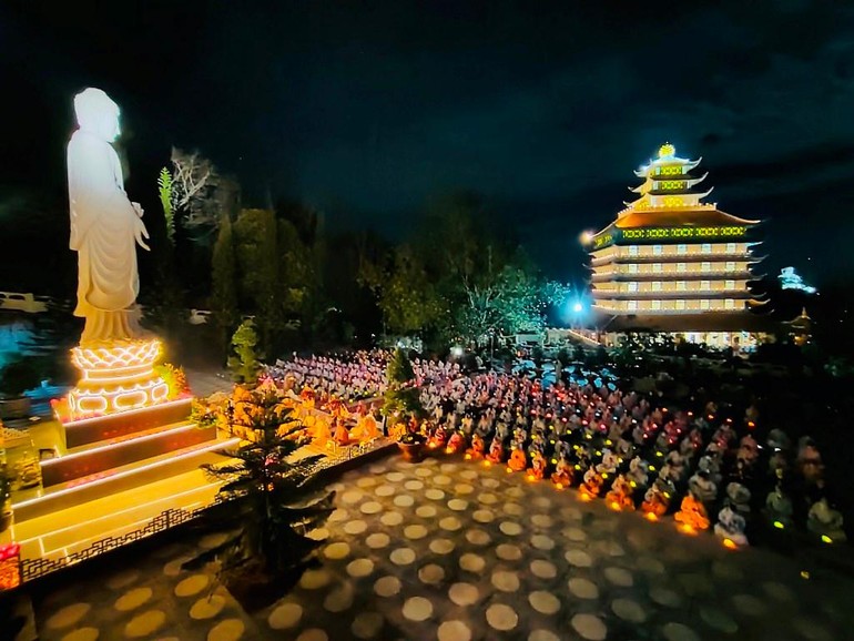 Thiêng liêng đêm hoa đăng tại chùa Vạn Linh