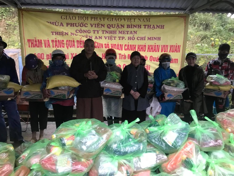 Ni trưởng Từ Nhẫn cùng Đại đức Thích Viên Quán, đại diện Ban Trị sự Phật giáo tỉnh Quảng Nam trao quà tới người dân - Ảnh: Phan Trang