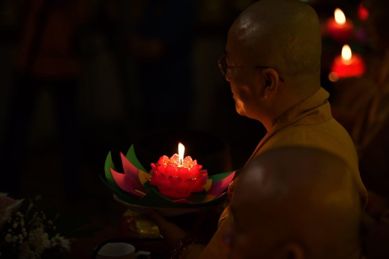 Hoa đăng kính mừng Đức Phật thành đạo tại chùa Giác Ngộ