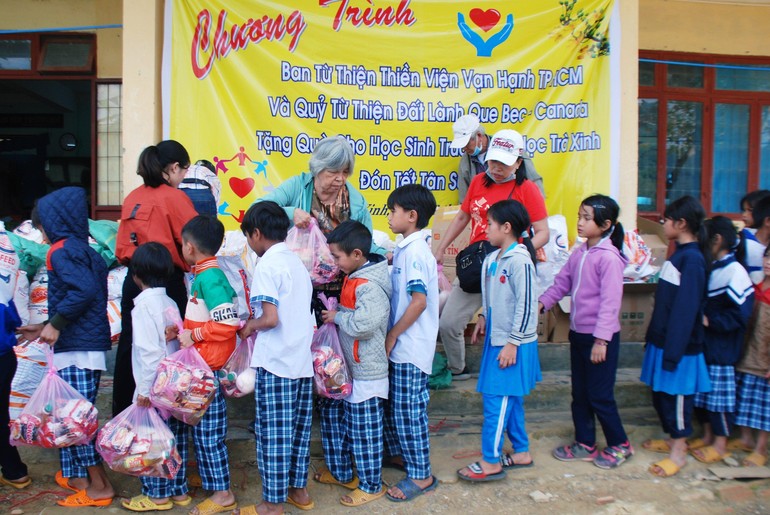 Ban Từ thiện thiền viện Vạn Hạnh trao quà cho học sinh xã Trà Xinh, huyện Trà Bồng, Quảng Ngãi