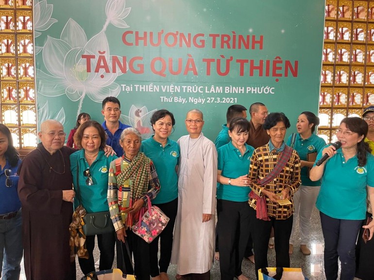 Ban TTXH Phật giáo TP.HCM, nhóm Chia Sẻ - Sharing tặng quà đến người nghèo vùng biên giới