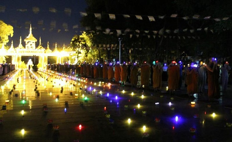 Thiền viện Phước Sơn thắp nến cầu nguyện, dâng hoa đăng nhiễu Phật, tụng kinh Tâm từ