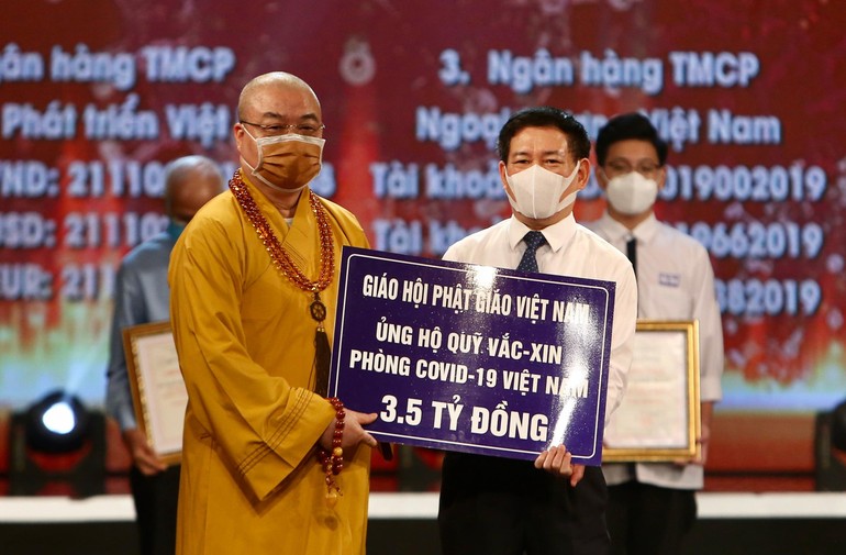 Hòa thượng Thích Thanh Nhiễu, đại diện GHPGVN trao biển ủng hộ 3,5 tỷ đồng mua vắc-xin phòng, chống dịch Covid-19 - Ảnh: VP1 GHPGVN