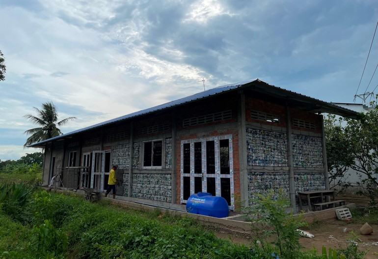 Ngôi trường cộng đồng được chùa Long Bửu xây từ hơn 5.000 vỏ chai nhựa - Ảnh: L.B