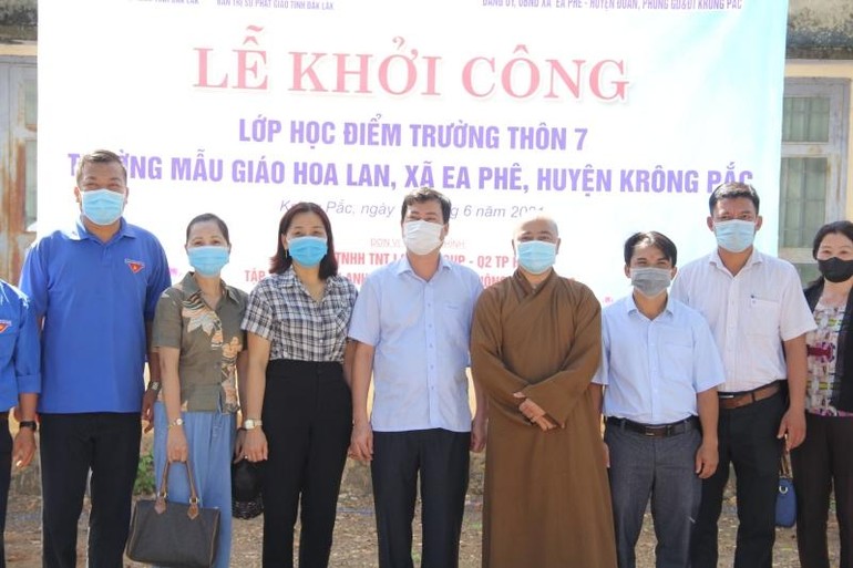  Đại diện các đơn vị tại lễ khởi công lớp học tình thương thôn 7, xã Ea Phê, huyện Krông Pắk