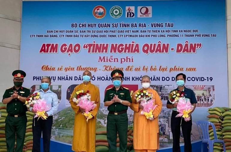 Ban Tổ chức trao hoa tri ân Ban Trị sự TP.Vũng Tàu, Ban Từ thiện xã hội Phật giáo tỉnh 
