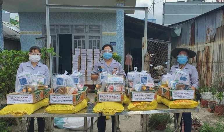 Ban Từ thiện - Xã hội Phật giáo tỉnh Cà Mau, Phân ban Gia đình Phật tử tỉnh đã trao tặng 700 phần quà đến bà con 