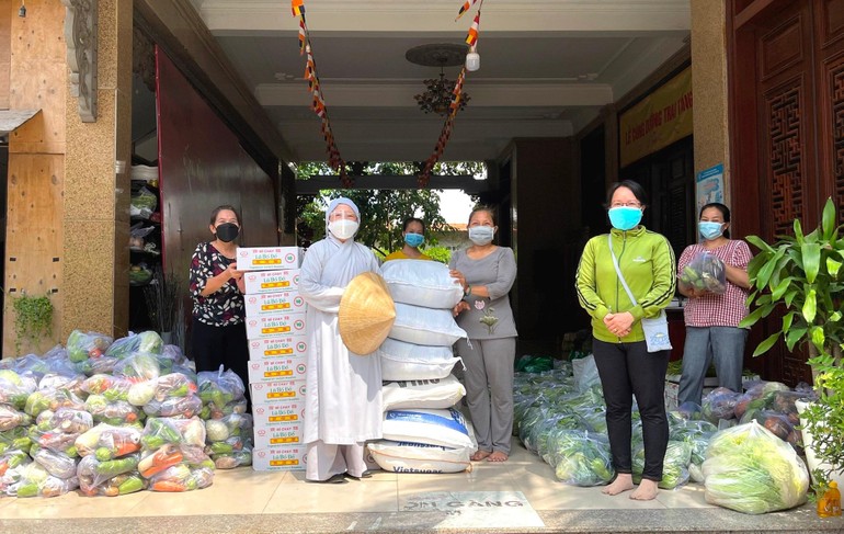 Ni trưởng Thích nữ Như Thảo chuẩn bị 350 phần quà chuyển đến tặng những hộ đang cách ly thuộc xã Phú Xuân