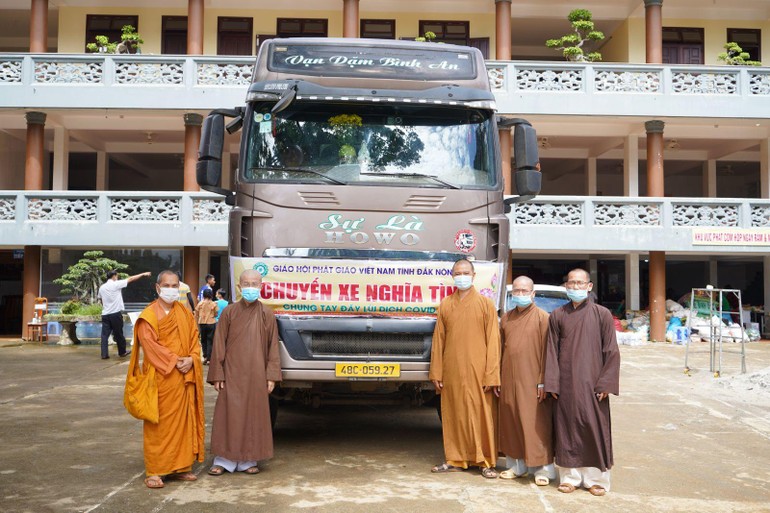 Chư tôn đức Ban Trị sự Phật giáo tỉnh Đắk Nông hết lòng chia sẻ với người dân TP.HCM và tỉnh Đồng Nai
