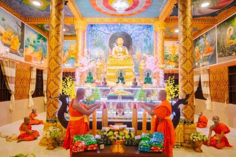 Lễ thắp nến nguyện hạ truyền thống của các chùa Nam tông Khmer