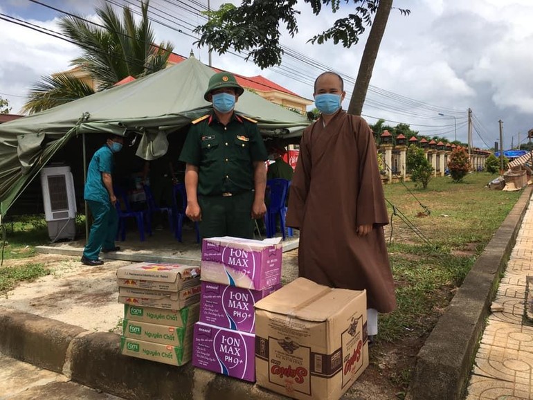 Chùa Liên Hoa chuẩn bị quà tặng cho người về quê ngang qua địa phận Đắk Nông