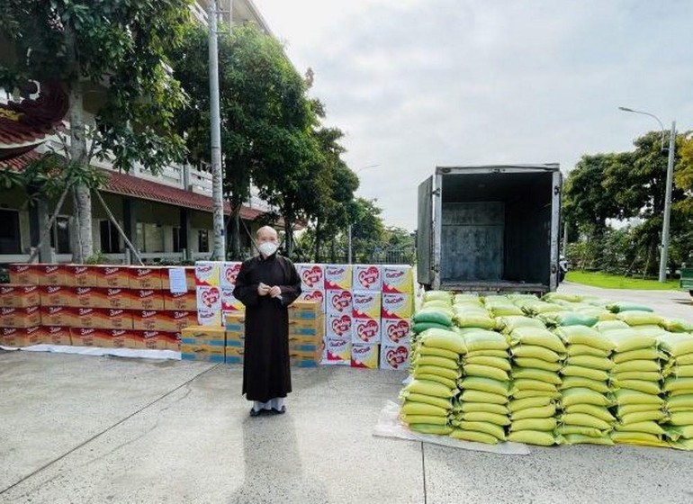 500 phần quà tiếp tục được Học viện và chùa Thanh Tâm trao đến người dân khó khăn