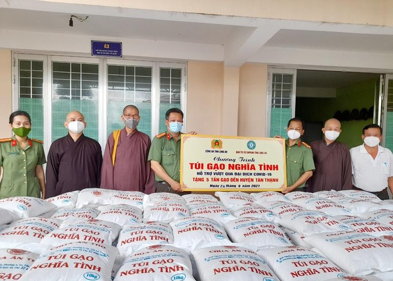 Ban Trị sự Phật giáo tỉnh, chùa Ân Thọ và Công an tỉnh đã trao 5 tấn gạo "Túi gạo nghĩa tình" đến huyện Tân Thạnh