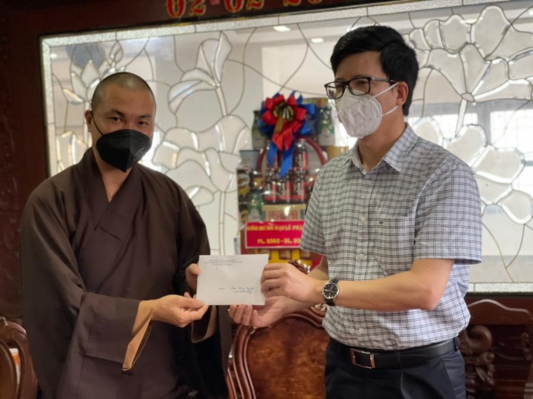 Ông Nguyễn Tiến Trọng trao hỗ trợ bếp ăn từ thiện đến ĐĐ.Thích Minh Phú
