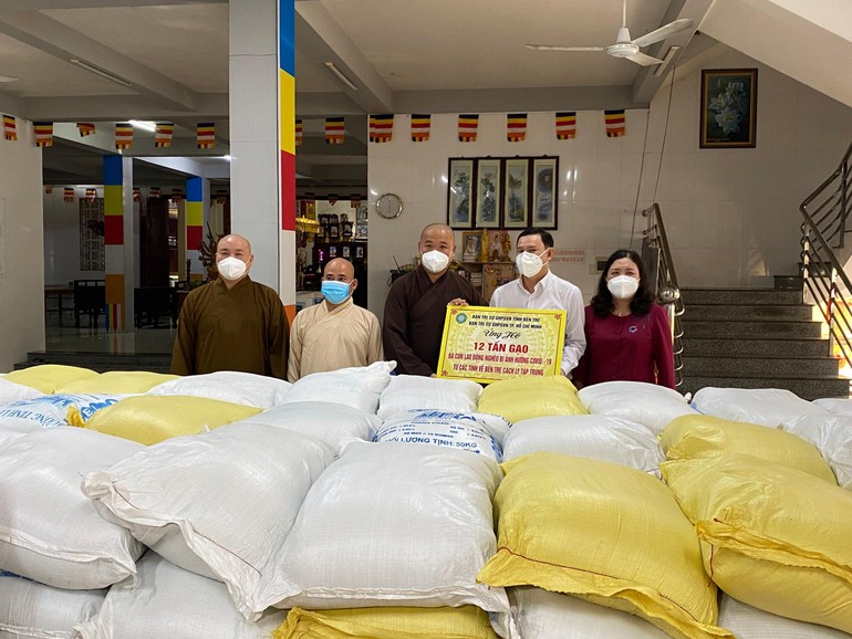 Ban Trị sự Phật giáo tỉnh Bến Tre gởi tặng 12 tấn gạo đến bà con khó khăn đang cách ly phòng Covid-19