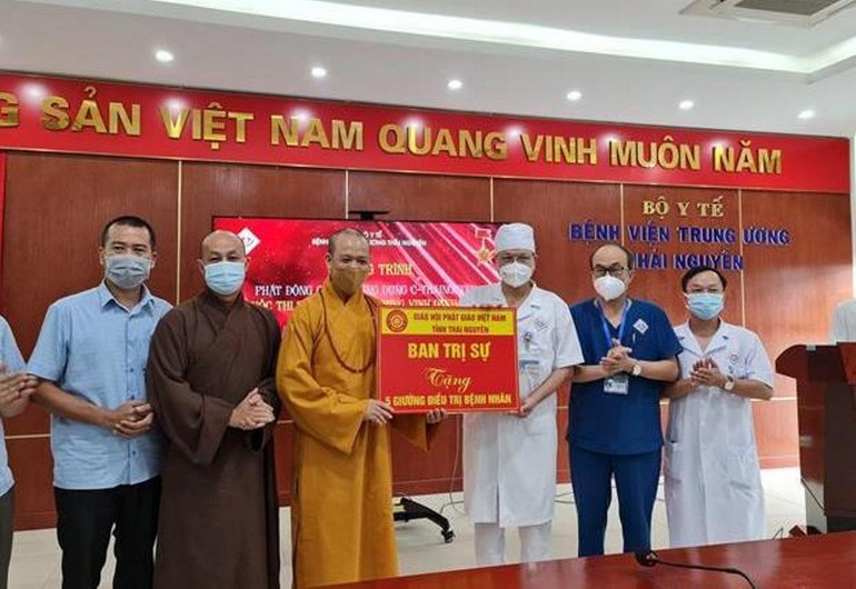 Ban Trị sự Phật giáo tỉnh Thái Nguyên trao tặng 5 giường bệnh đa năng hỗ trợ công tác điều trị của bệnh viện