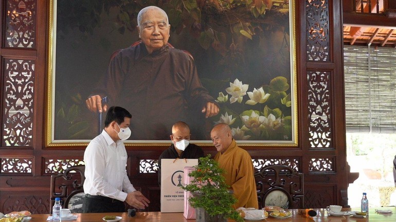 Hòa thượng Thích Nhật Quang tiếp ông Bí thư Tỉnh ủy tỉnh Đồng Nai tại thiền viện Thường Chiếu
