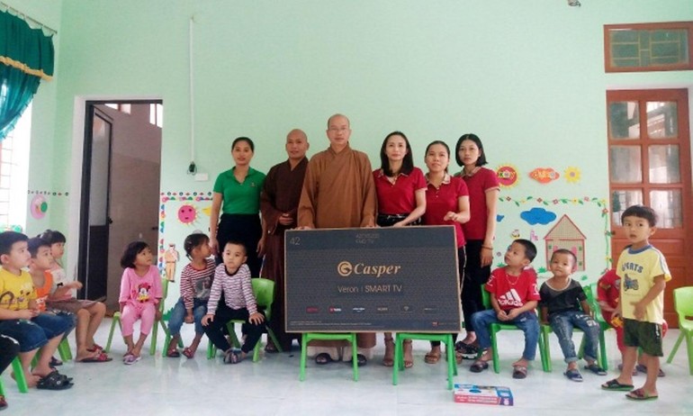 Trao tặng ti-vi màn hình lớn phục vụ dạy học cho Trường Mầm non Đức Giang