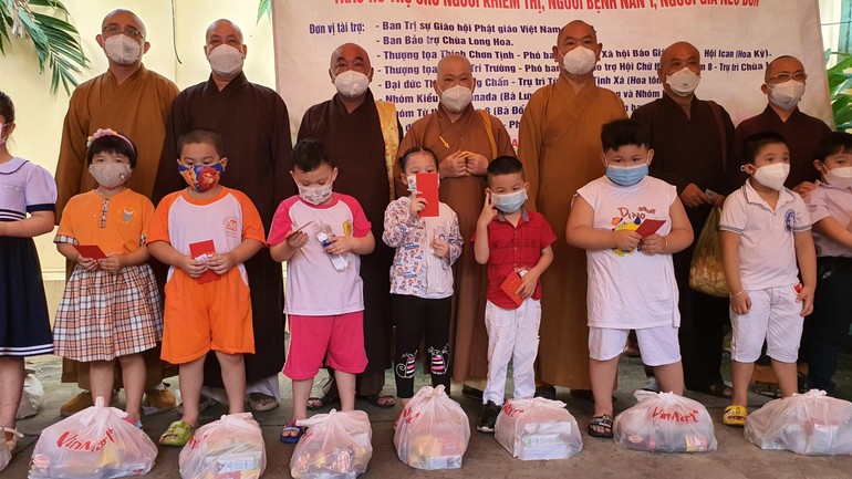 Ban Trị sự Phật giáo quận 8 tặng quà đến học sinh, người nghèo khiếm thị trên địa bàn quận 8 - Ảnh: TQ