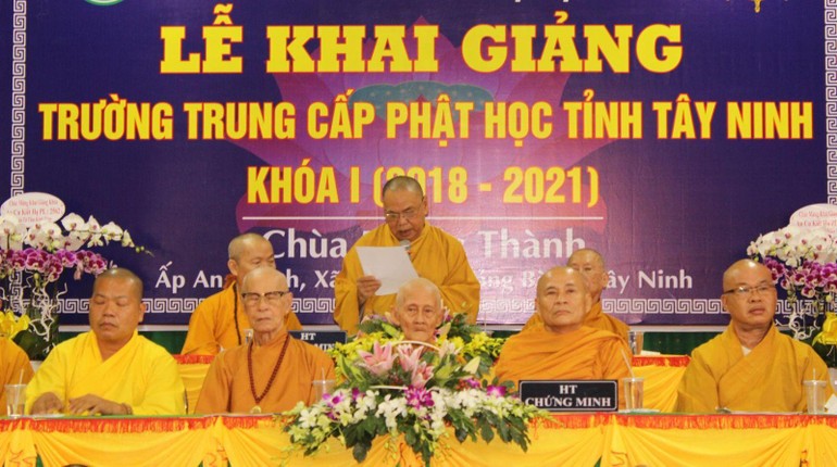 Chư tôn đức chứng minh lễ khia giảng của Trường Trung cấp Phật học tỉnh Tây Ninh khóa I (2018-2021)