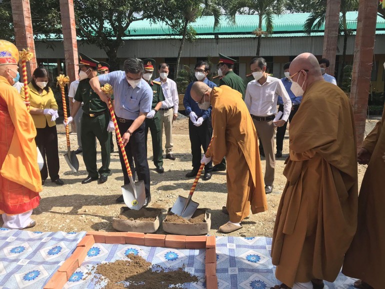 Thực hiện nghi thức khởi công thư viện Trường Trung cấp Phật học tỉnh - cơ sở Ni